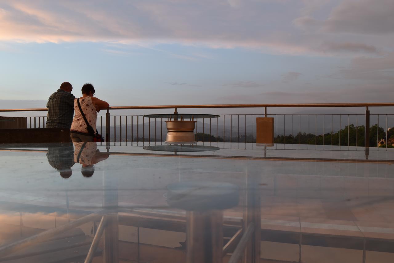 Hotel Topaz Канди Екстериор снимка