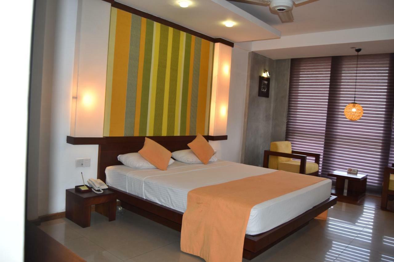 Hotel Topaz Канди Екстериор снимка